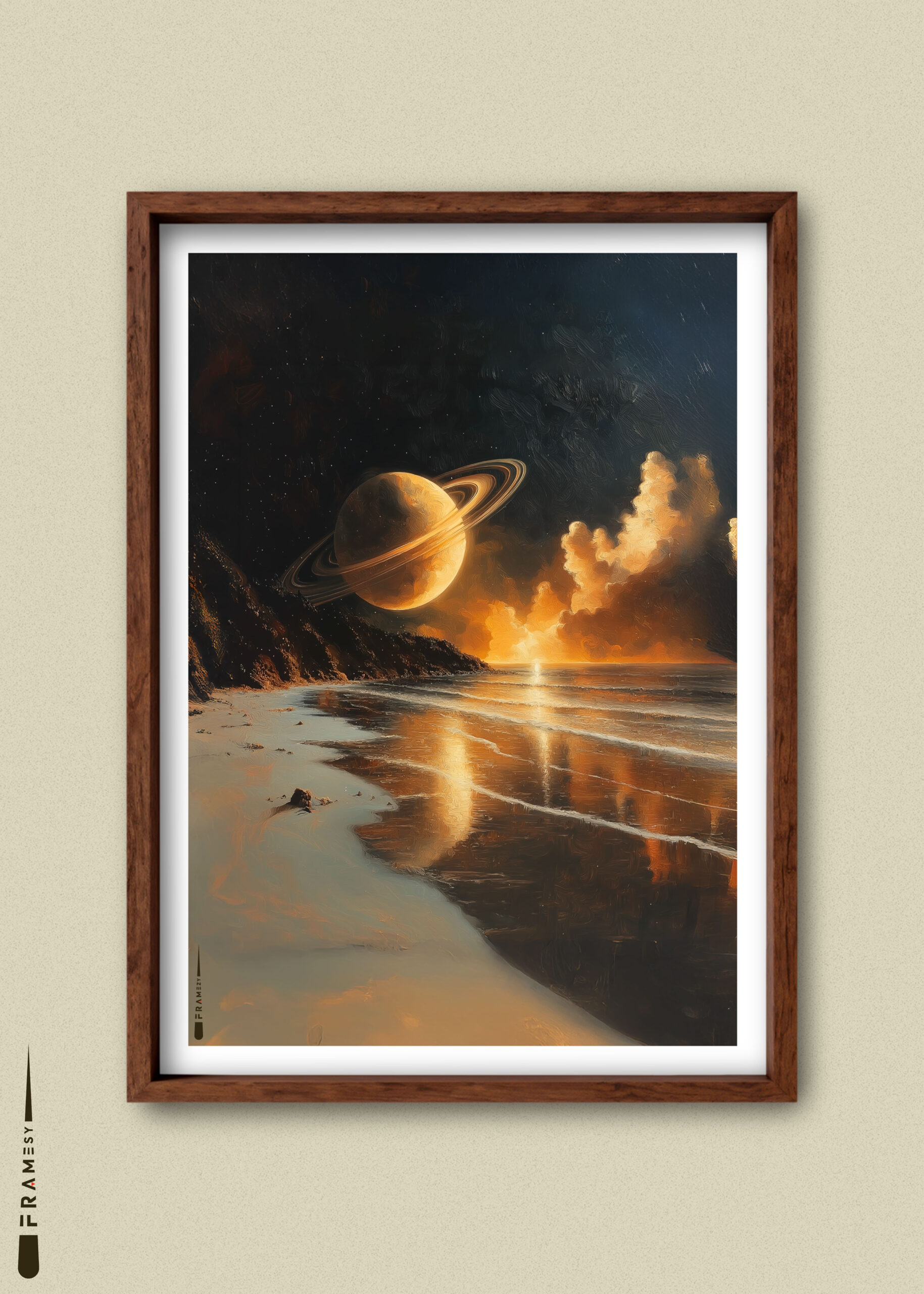 Surrealistisk plakat med planeten Saturn over strand i solnedgang, spejlet i havet.