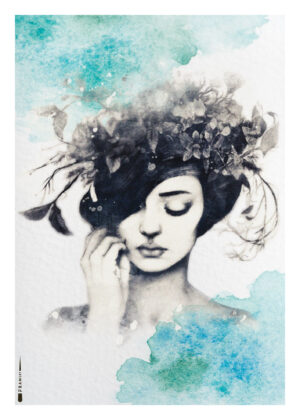 Sort-hvidt kvindeportræt med blomster i håret og blågrønne akvareldetaljer.